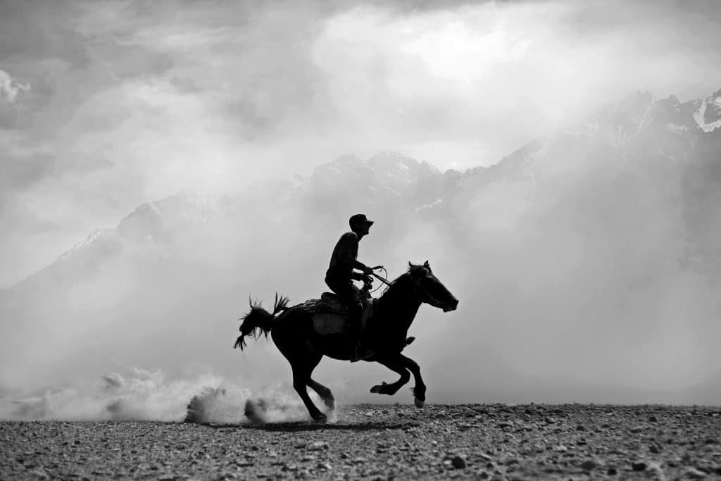パミールの国境で馬に乗る騎士。© マキシム・クローゼー