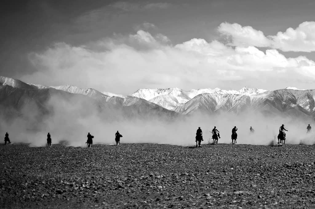 カラコルム山脈に突如現れた騎士の群れ。© マキシム・クローゼー