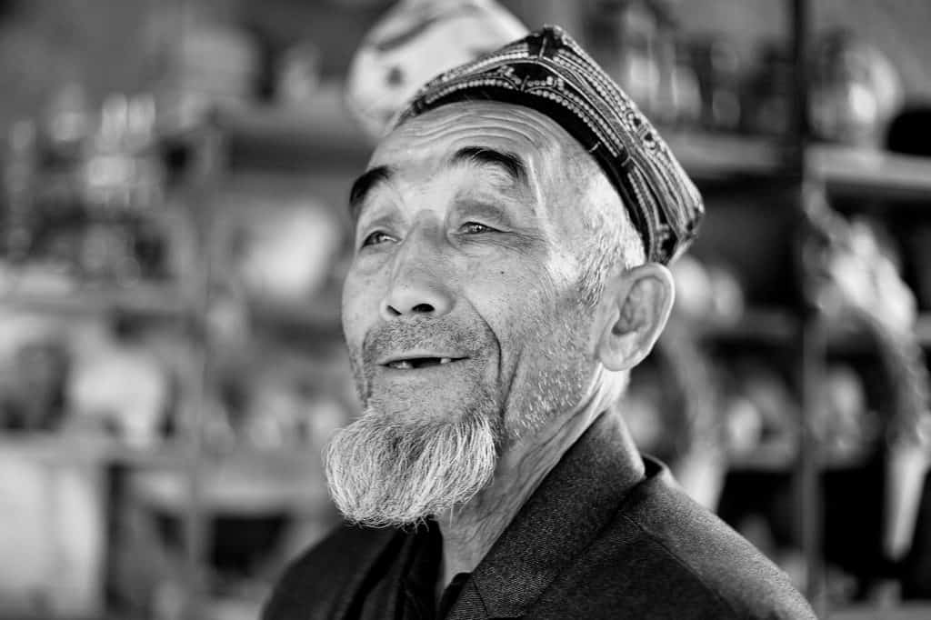 トルファンに近い村のブースにいたアクサカル（長老）。© マキシム・クローゼー