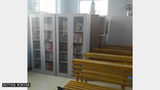 宗教と無関係の図書が並べられた教会内の小さな部屋。