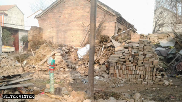 淮陽県では数百軒の家屋が「貧困緩和」政策の一環として破壊された