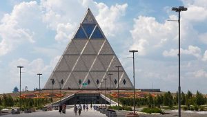 平和のピラミッド、アスタナ、カザフスタン（Ninaras – CC BY 4.0)