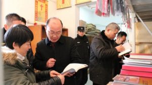 1月16日、教会で「違法の」宗教関連書籍を点検する張家港市の民族宗教局とその他の政府部署の職員。