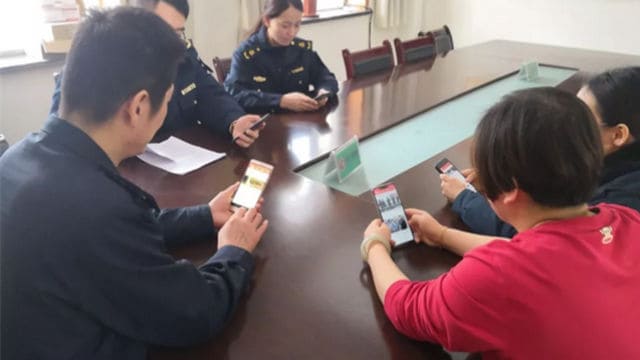 新疆の阜康市の党員と政府職員は「学習強国」アプリで情報をやりとりし、学習している。