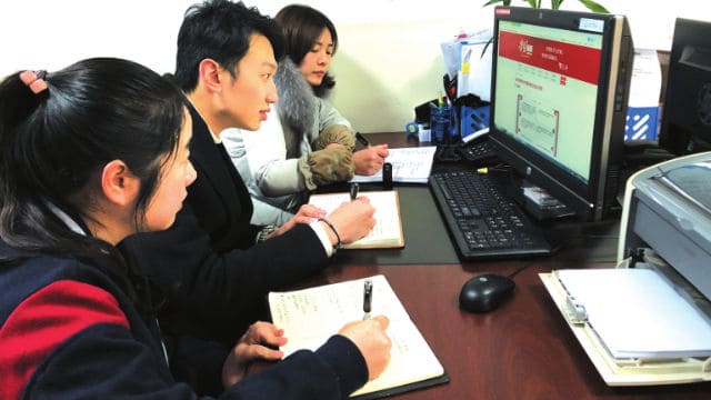 重慶の大渡口区の党員は「学習強国」アプリにログインし、毎日時間を記録している。