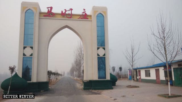 河北省邯鄲市大名県の馬時庄牌坊から取り外された2つの電球型のドームが地面に置かれている。