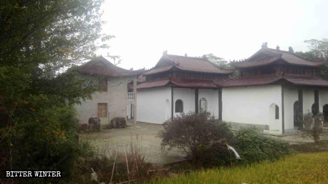 池州市青陽県にある西峰庵は白く塗装された。