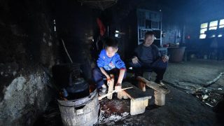 貧しい住民たち,中国政府による「貧困緩和」の茶番劇