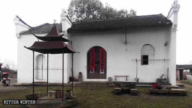 安徽省池州市の管轄下にある烏沙鎮の仏教寺院が白く塗られている。