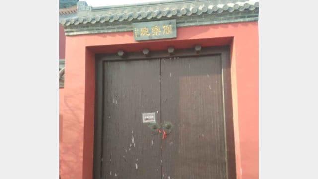 菩提島風致地区にある僧察院の入り口に貼られた「寺の閉鎖」を告げる通知。