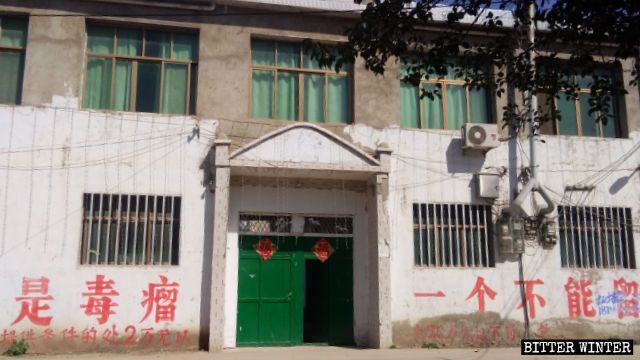 卧竜鎮の中央教会は閉鎖され、その入口の両側には中国共産党のスローガンが掲げられた。