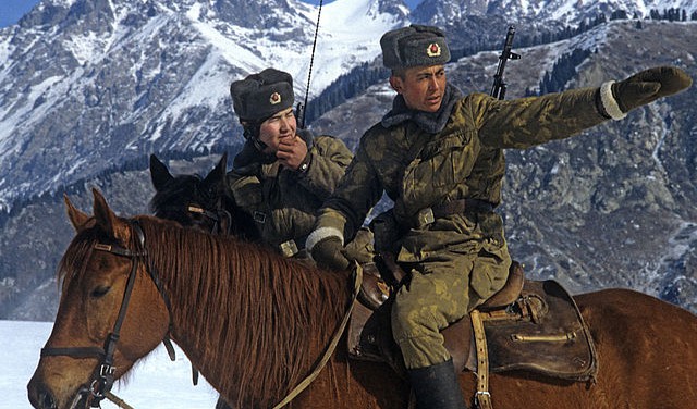 カザフスタンとの国境で警備する中国の国境警備隊