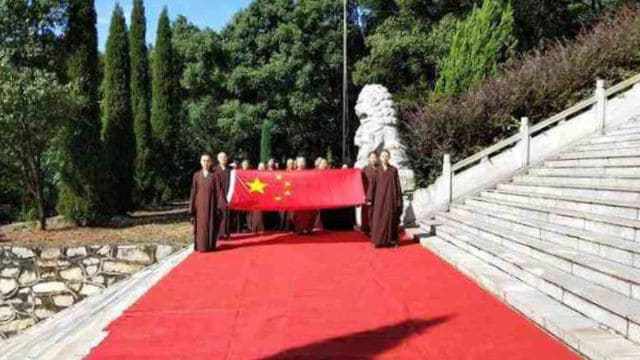 江西省廬山市の万杉寺の僧侶が国旗掲揚式に出席したときの様子。