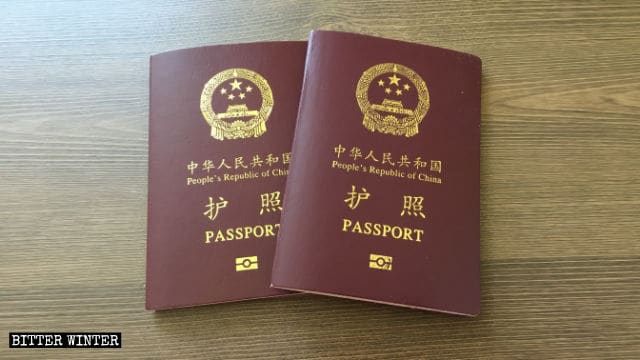 中国の当局は市民のパスポートを押収し、「政治的にクリーン」で愛国心を持つ市民のみに国外への渡航を許可している。