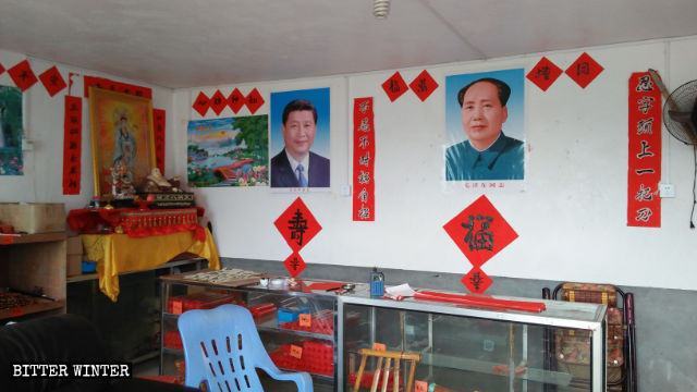 福建省清流県の横溪村にある青峰寺に掲げられた毛沢東と習近平の肖像画。