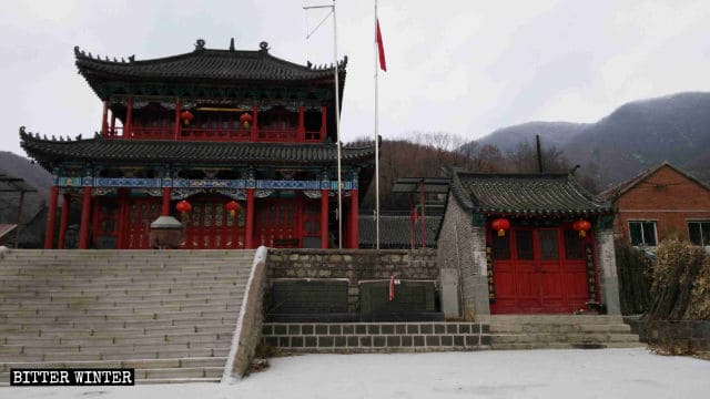 当局は岫巖県の龍鳳山に建つ瑞峰観道教寺院で香をたくことを禁じた。