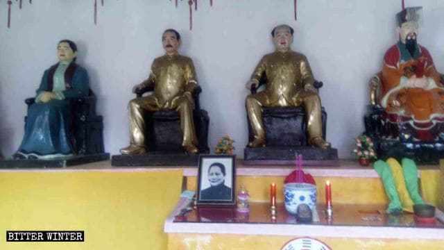 毛沢東像、初代中華民国臨時大総統の孫文の像、孫文の妻である宋慶齢の像が、九江市の天宝殿の中に存置されている。