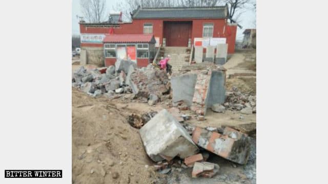 取り壊された北鞏庄村の寺の香炉。