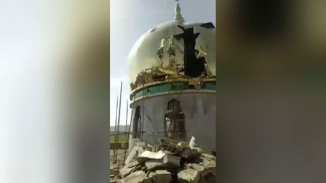 取り壊された新築のモスク