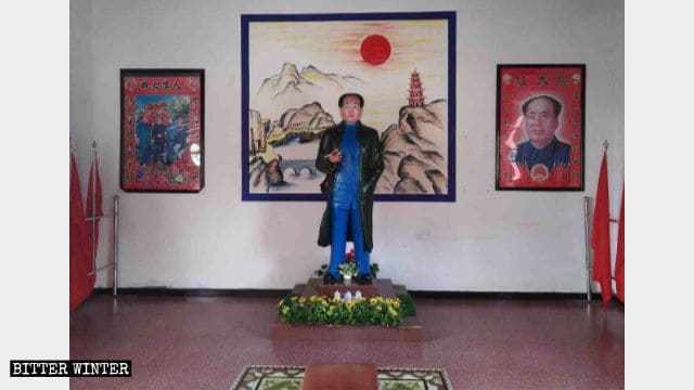 九江市の万寿宮にある毛沢東像と4人の「偉人」の像。