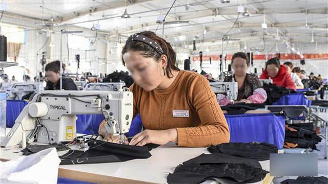 政府が運営する工場で働くウイグル人の女性