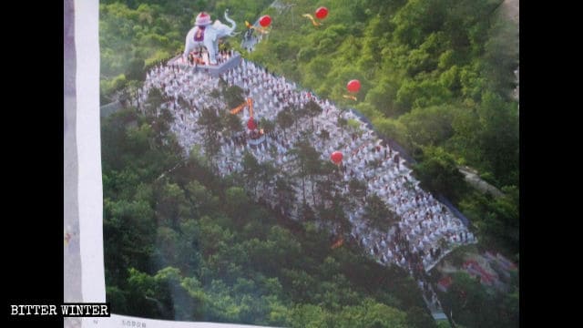当局が像800体を撤去する以前の羅漢山。