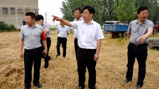 河南省のある県の政府職員が検査を行っている。（インターネット画像）