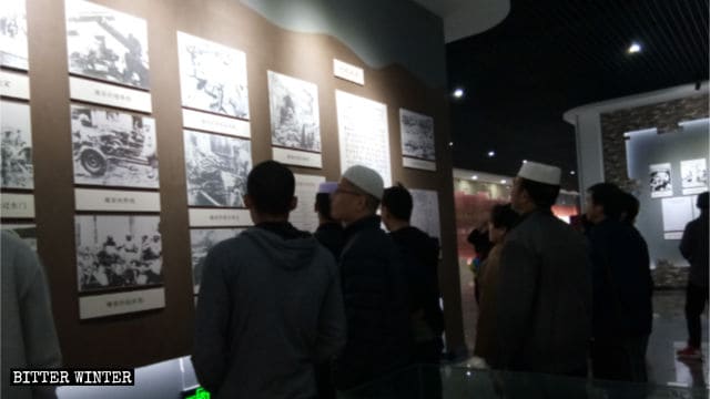 革命の犠牲者を慰霊する展示を訪問した回族のムスリム。