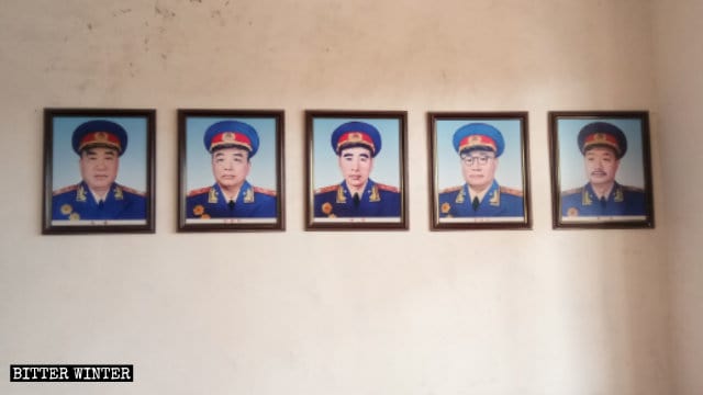 壁の両側に「10人の中国の元帥」の写真が飾られている。