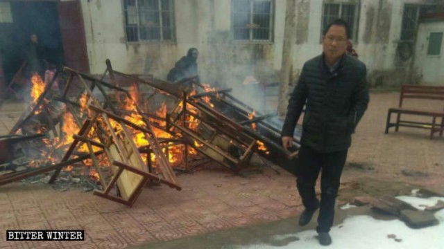 教会の長椅子とクッションが燃やされた。