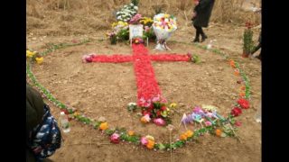 2018年、范司教を偲んで教会に通う人々は花で十字架を形作った。（内部筋が提供）