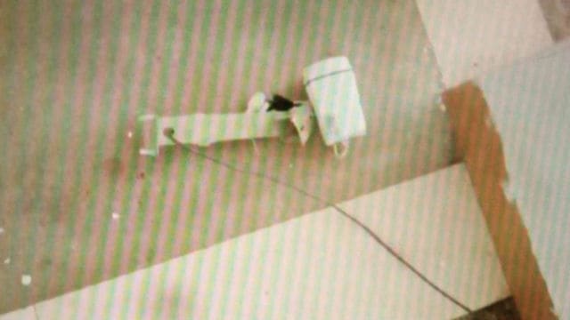 1階の監視カメラが壊され、床に放り投げられている。（内部筋が提供）