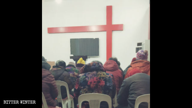 内郷県の改革派家庭教会で集会を行う信者たち。