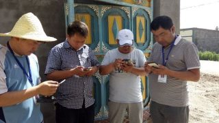 新疆の警察がアプリを使って違法に監視活動を行う