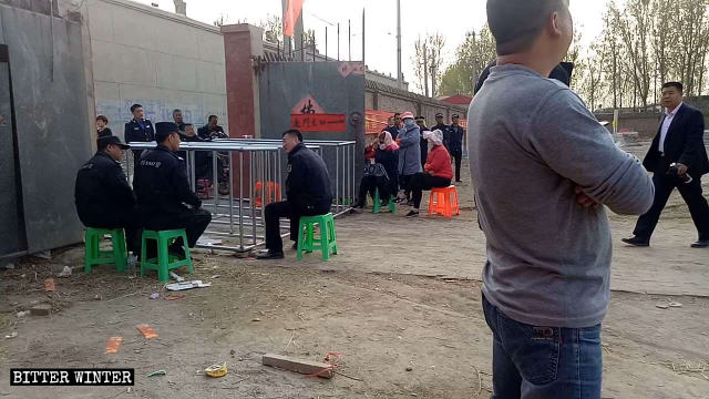 警察が宗教活動の実施を禁じ、古霊山寺の入口の前に鉄柵を設置した。