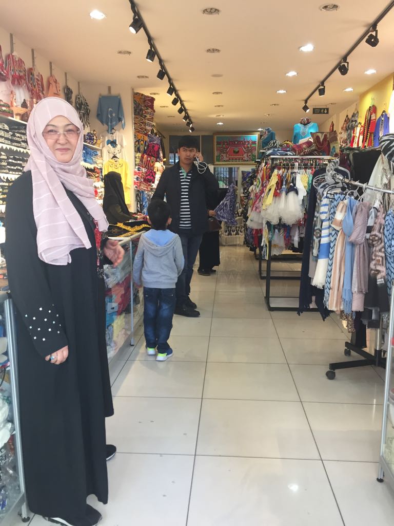 メリグル（Mehrigul）さんはゼイティンブルヌで商店を営み、ウイグル族社会の「孤児」と「未亡人」を支援している。メリグルさん自身も未亡人である。