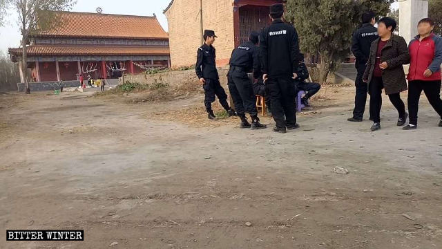 古霊山寺前で警備に立つ警察。