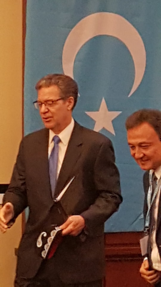 国際的な信教の自由のサム・ブラウンバック担当大使（左）と世界ウイグル会議のドルクン・イサ理事。