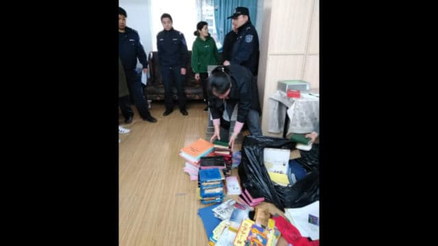 警察は聖書やその他の宗教関連図書を没収した。（内部筋が提供）