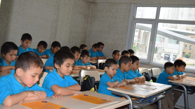 イスタンブールで母国語を学ぶウイグル族の子供たち。その多くは「孤児」である。