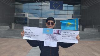 自由と正義を求めて欧州議会前であるカザフ族が単独でデモ