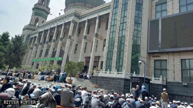 東関モスクの外で金曜礼拝をおこなうムスリムたち。