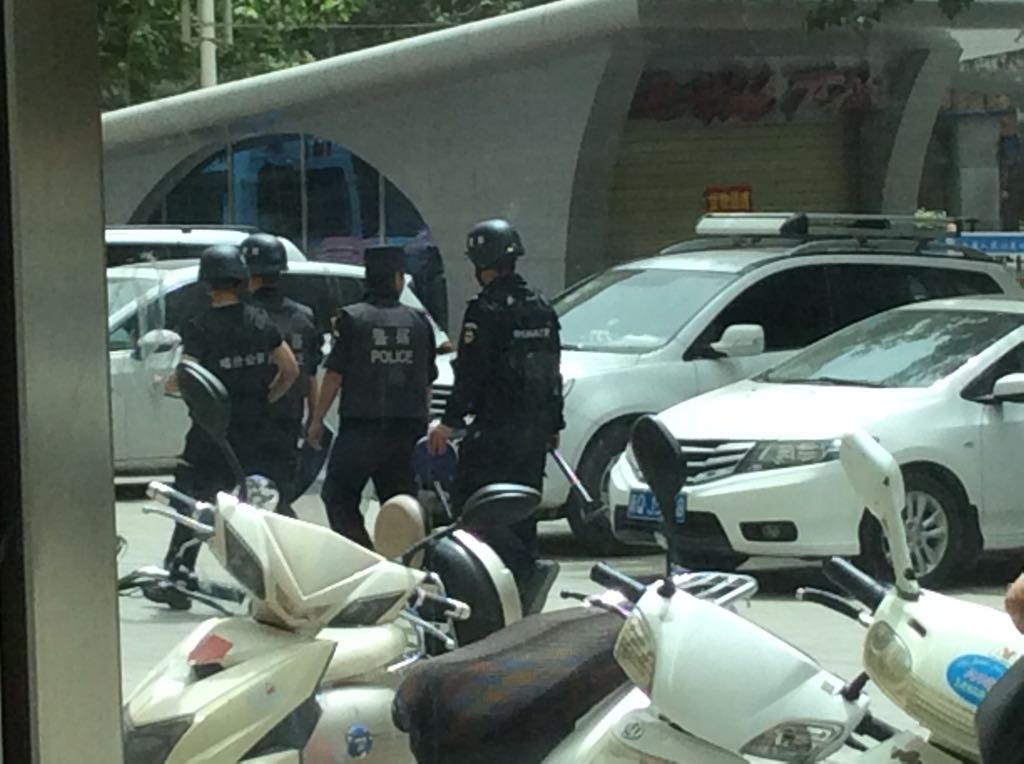 ウルムチ市の市街地をパトロールする警察。