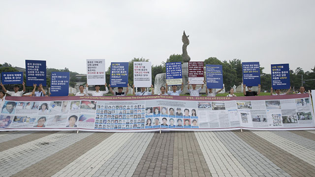 青瓦台前で行われた、中国共産党による数えきれない宗教迫害の罪を非難する無言の抗議。