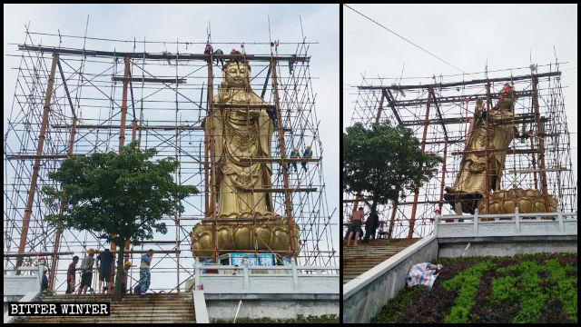 慶国寺の観音菩薩像の周囲に足場を組む作業員たち。像は直後に取り壊された。