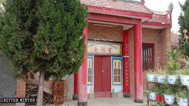 北寨子村にある関帝廟にある像は隠され、「村の団体用会議室」と記された看板が掲示された。