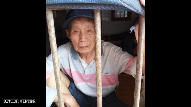 7月、鄂州市の精神病院で拘束される巌春香さん。
