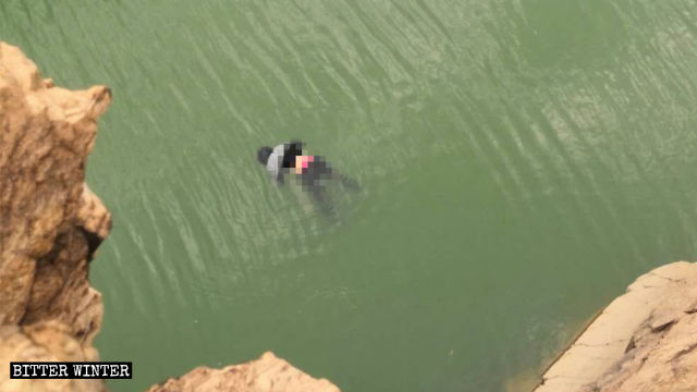 村民らは貯め池の水面に高小姣さんの遺体が浮かんでいるのを発見した。