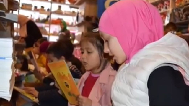 イスタンブールのヒラーイさんが経営する書店を訪れる学校の生徒。