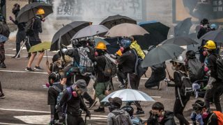 物品輸送を禁じて香港の抗議活動を抑圧